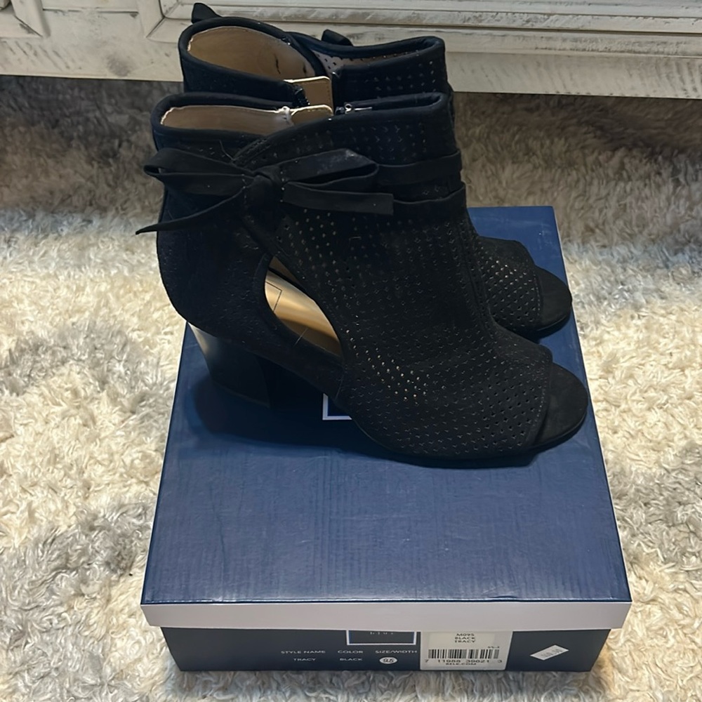Heeled peep toe
